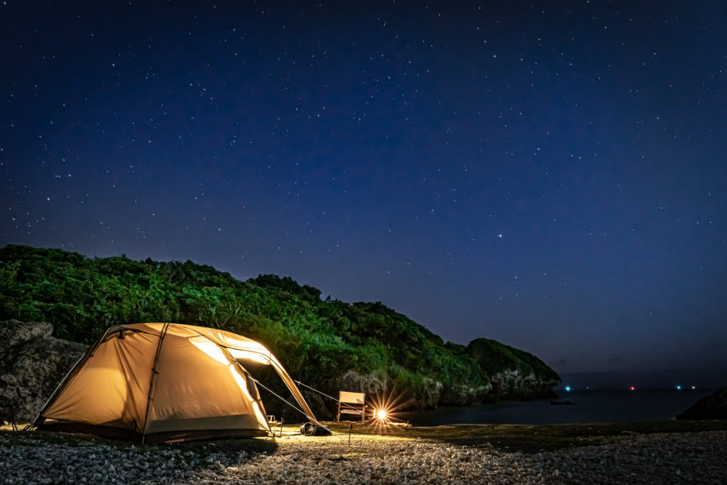 夜の神秘的なキャンプ