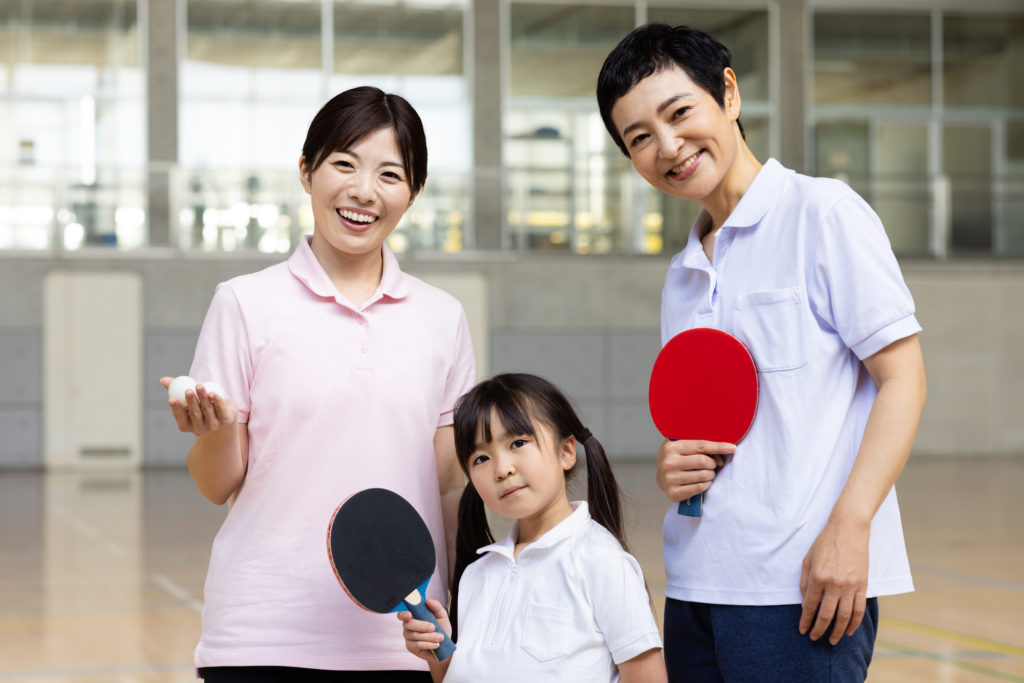 三世代で卓球を楽しむ