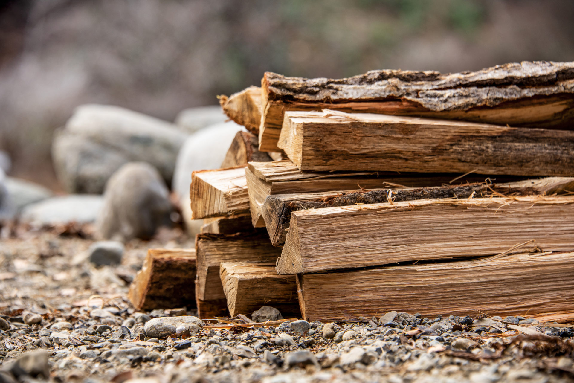 薪割りした木材