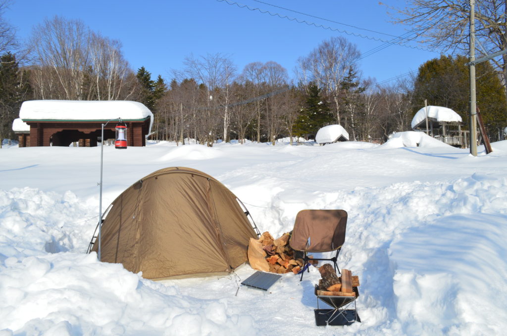 雪の中でのキャンプ