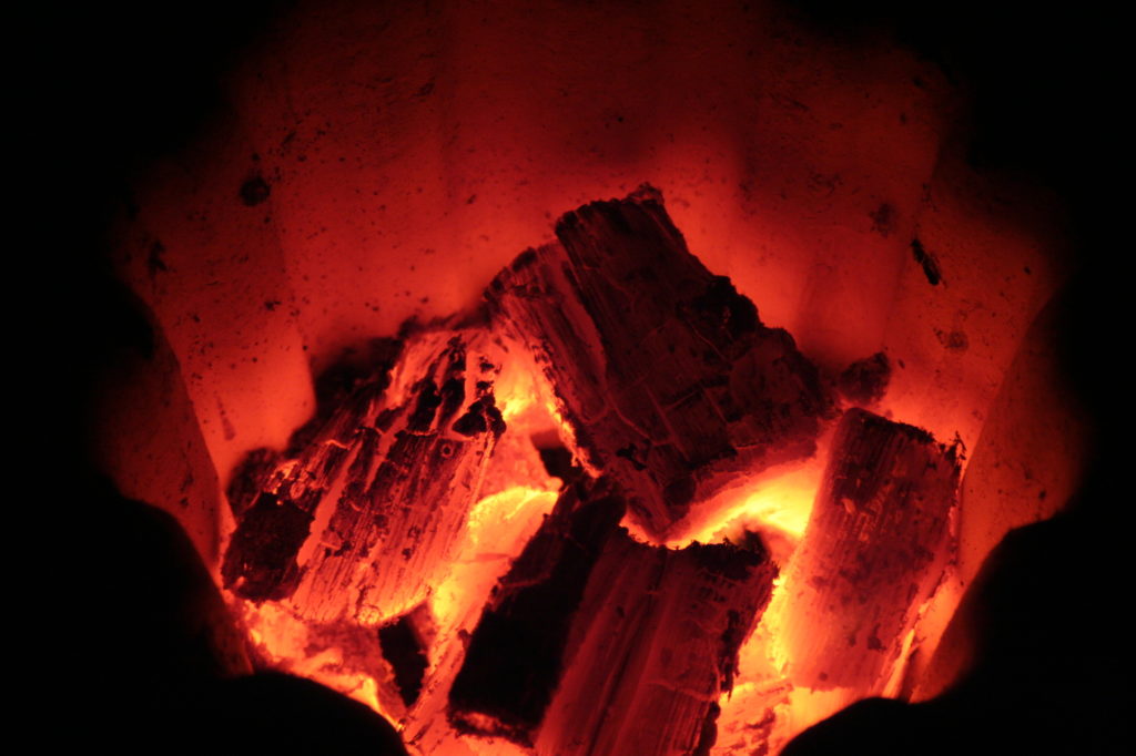 七輪の中で燃える炭