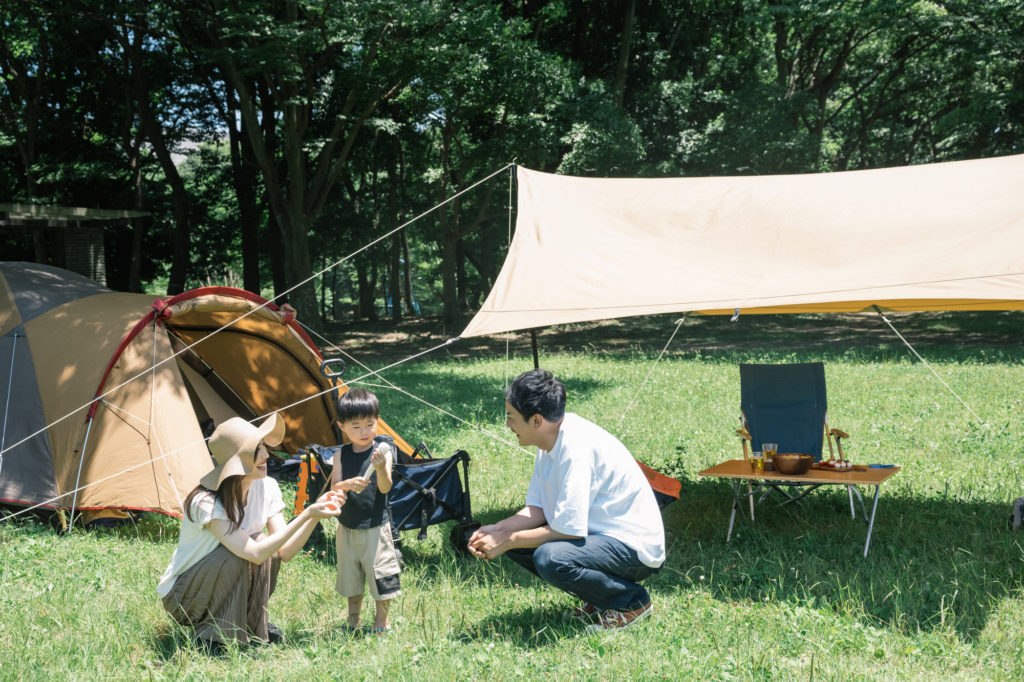 キャンプを楽しむ家族