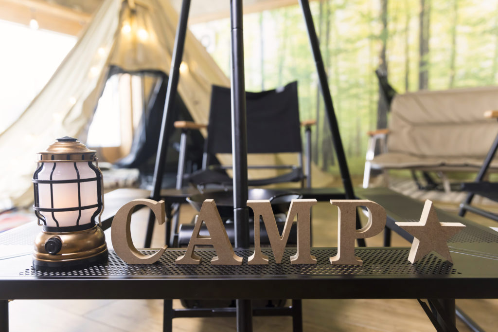 キャンプのロゴとティピー型テント