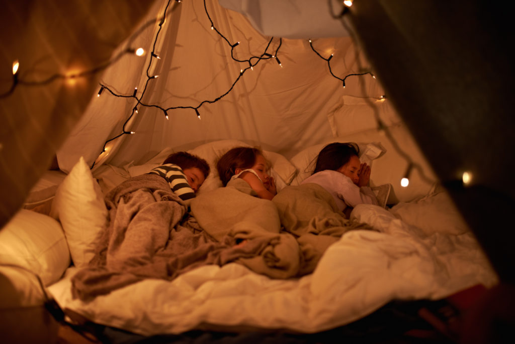 テントの中で3人の子供が寝るシーン